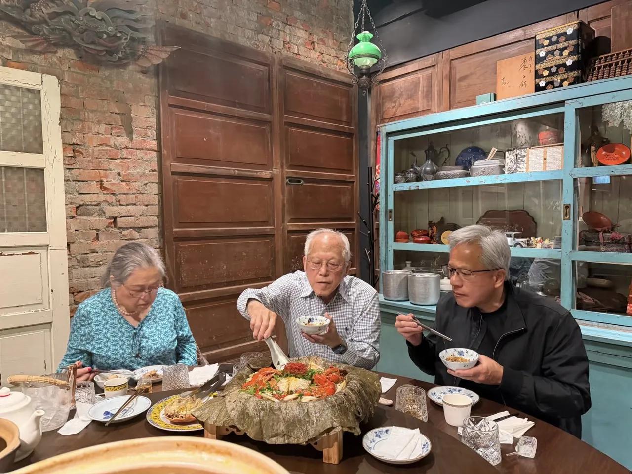 英伟达总裁黄仁勋带妻子回中国台湾看望父母，他父亲96岁，母亲也九十多岁了，但二老