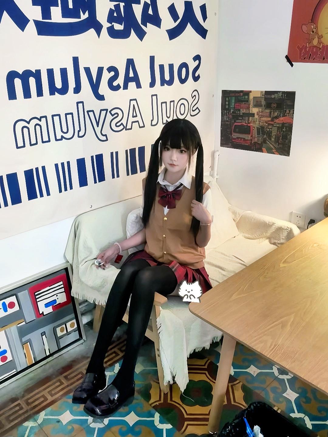 你也会夸那个女孩可爱对吗 算了 我不问了。