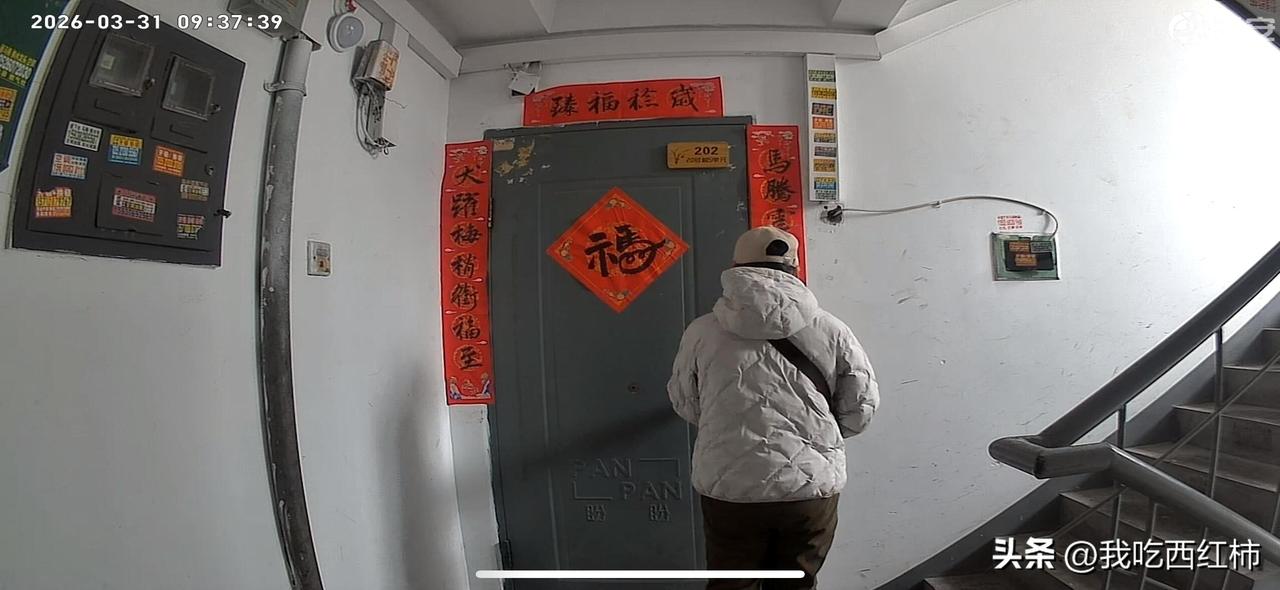 我不是经常丢快递吗，我就装了一个监控在门口，然后拿了两个空的快递盒子，装满了猫粑