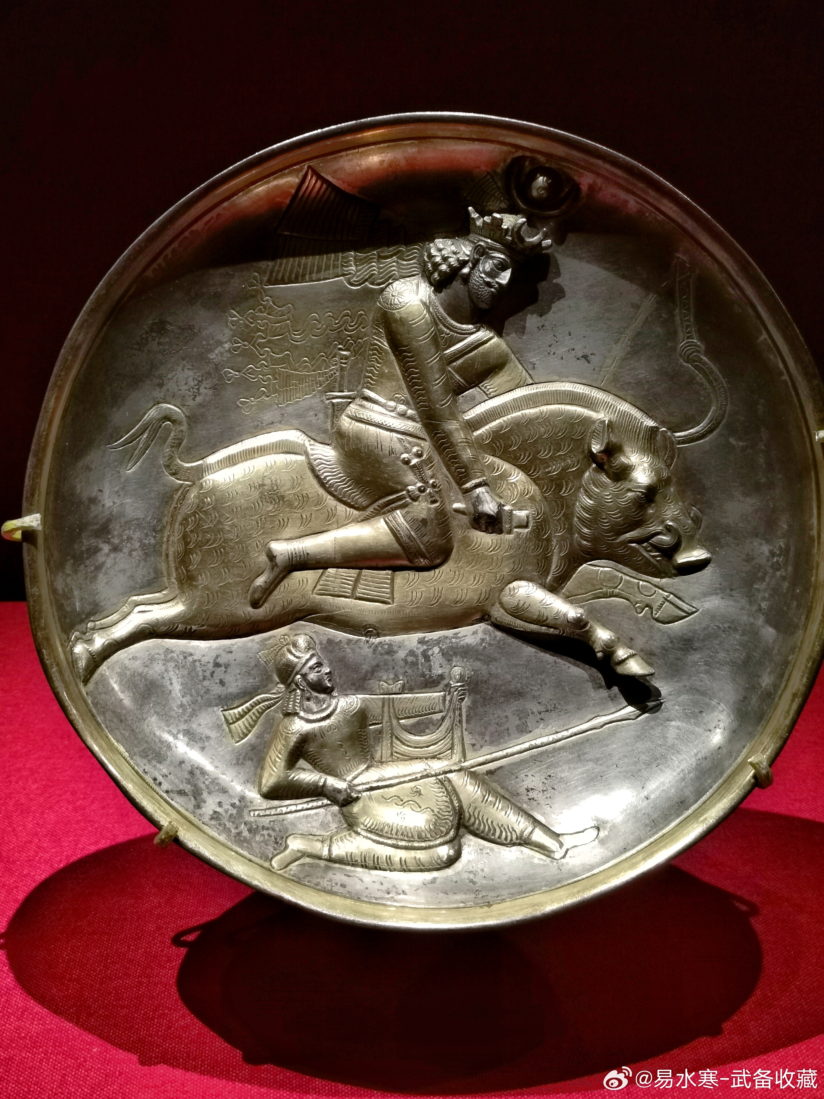 文物文物狩猎场景银盘           这个在我们古代叫胡人狩猎图 