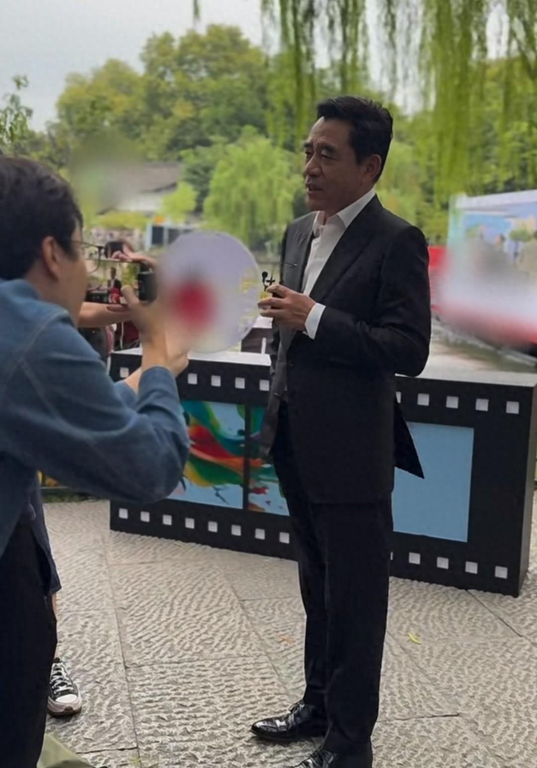老戏骨陈宝国近日携妻子赵奎娥现身杭州好友聚会，引发关注。69岁的陈宝国身穿白衬衫
