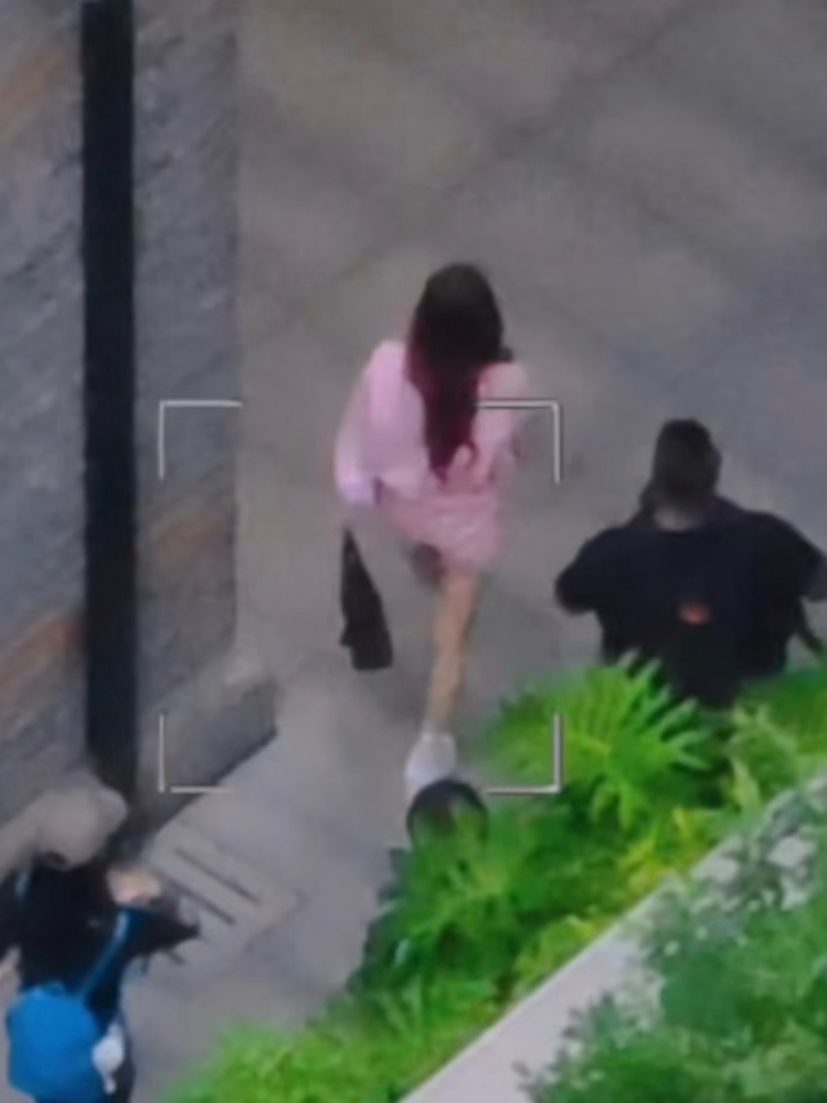 一张糊糊图也能看出来我女比例超好腿身比是神…赵露思 ​​​