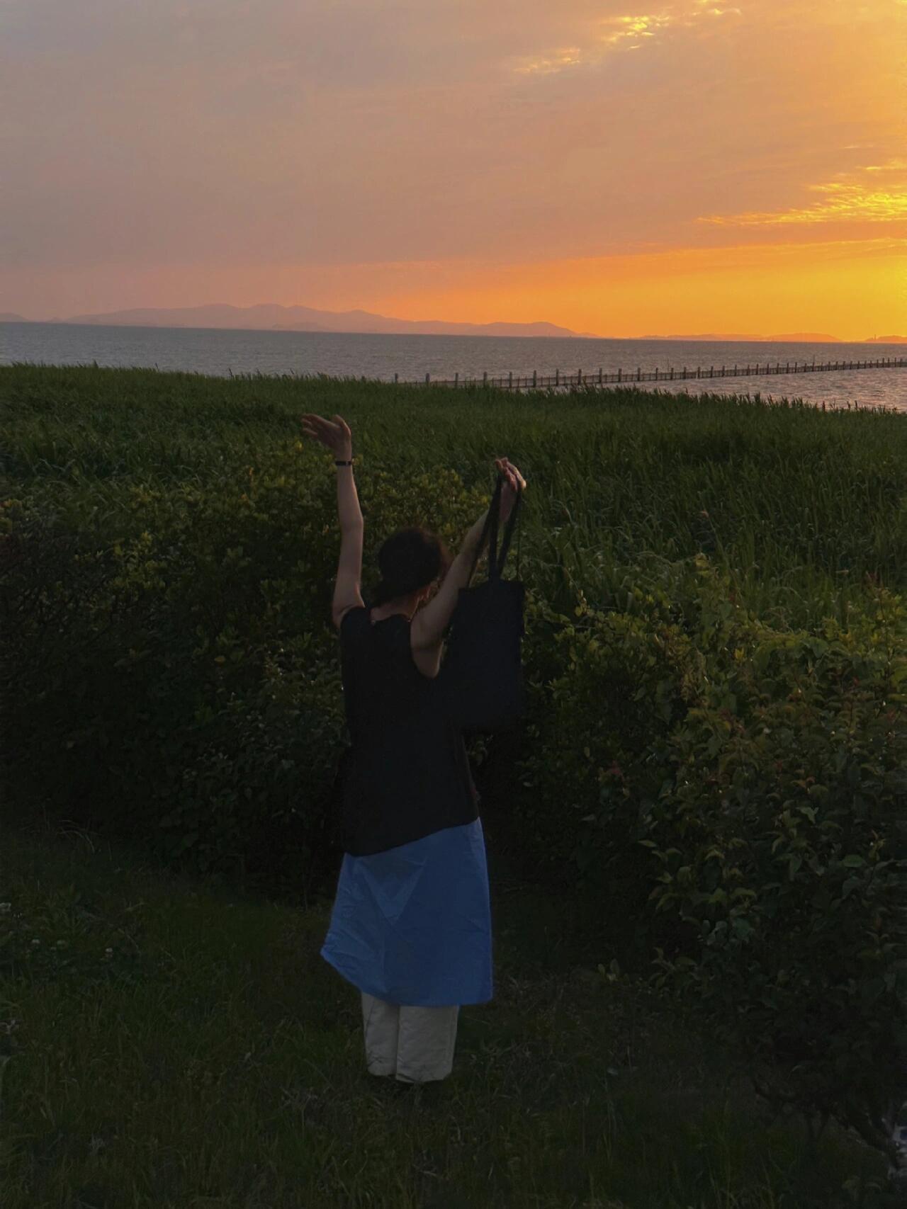 不要拿自己的幕后生活去和别人的精彩片段比较，relax，大家都在虚张声势。 我的