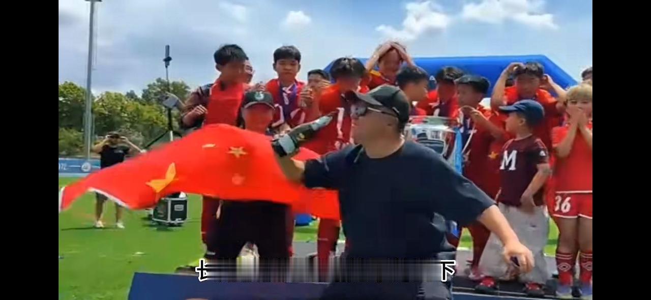 董路当年点评李铁眼神清澈，是教练的一股清流。结果被现实打脸，铁子进去了，球迷对董