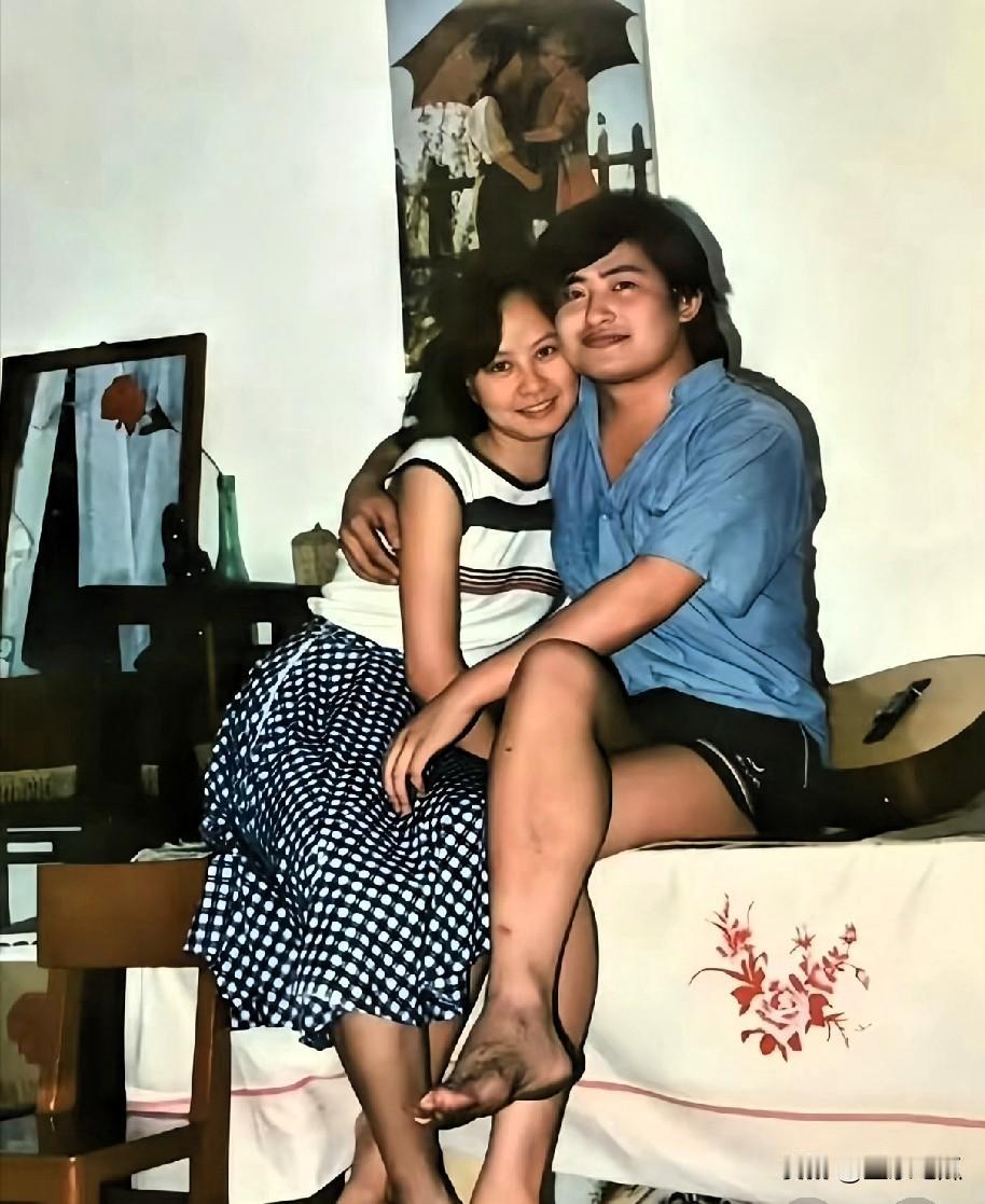 这是刘欢歌唱家与妻子年轻时拍下的珍贵留影，画面里两人紧紧相偎，满溢着真切的幸福与