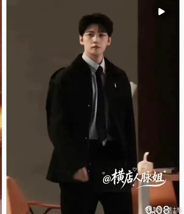 等风热吻你陈都灵一袭红裙状态还不错，杨洋怎么显的有点敦实[允悲] ​​​