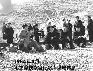 毛主席一生光明磊落，从不刻意做作；他从不摆架子，总是喜欢与人民群众亲切交谈，打成