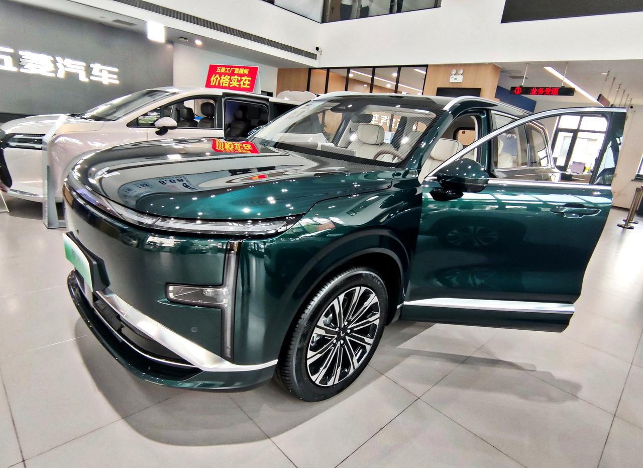 十万级家用SUV《星光L》
  星光L是上汽五菱旗下，焕新上市的一款中大型插混六