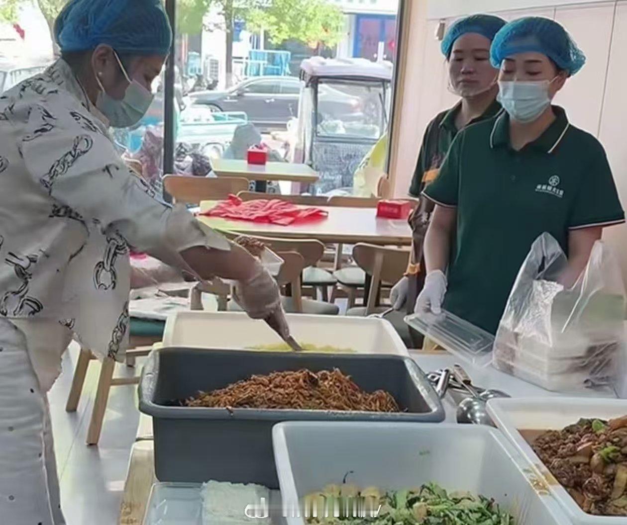 俏黄蓉重返工地为工友送盒饭 从工地草根到网红，俏黄蓉始终记得根在哪里，回工地送盒