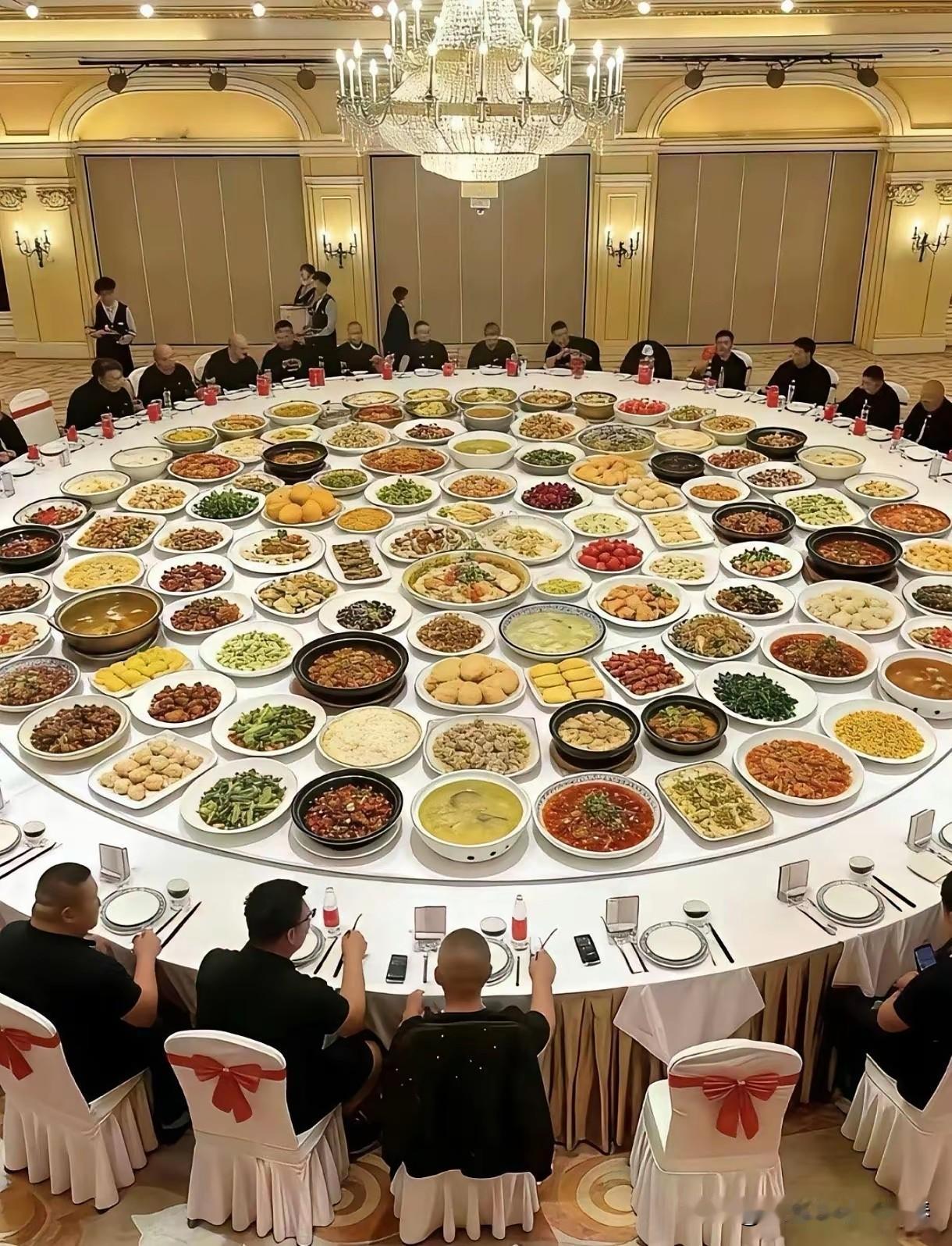 先不说怎么能吃到中间的菜，中间的菜是怎么放过去的呢？[强]