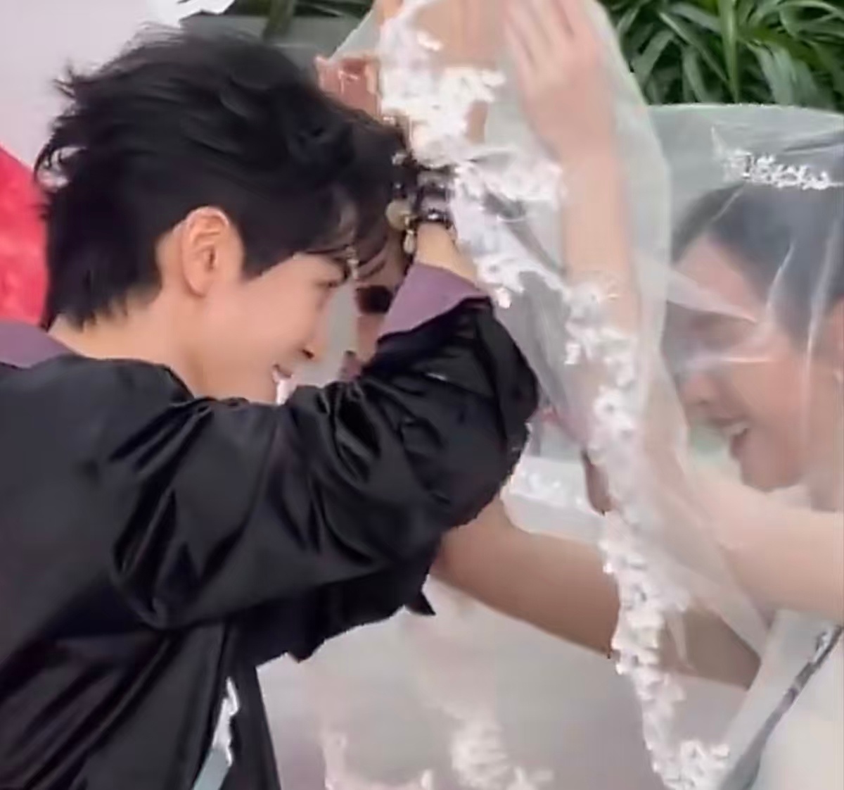 曾舜晞陈都灵这和结婚有什么区别曾舜晞陈都灵戴头纱互动 白裙 + 头纱 + 温柔对