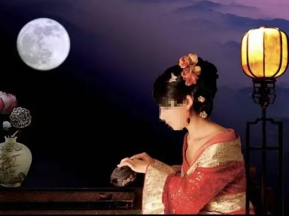 月明茗清
月下茗香绕盏盈，
佳人娴静似泉清。
幽幽心事随汤净，
独看花衣染柔情。