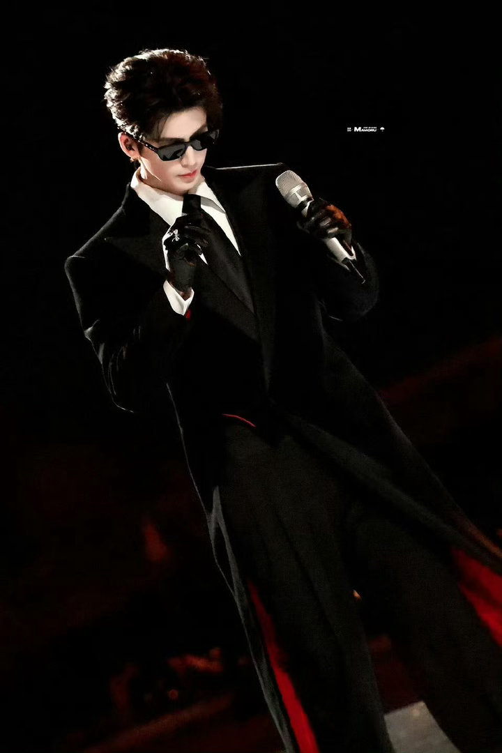 张凌赫把墨镜焊在身上谁懂啊！被张凌赫墨镜风衣台步硬控一整个春天🥀帅到拉高收视热