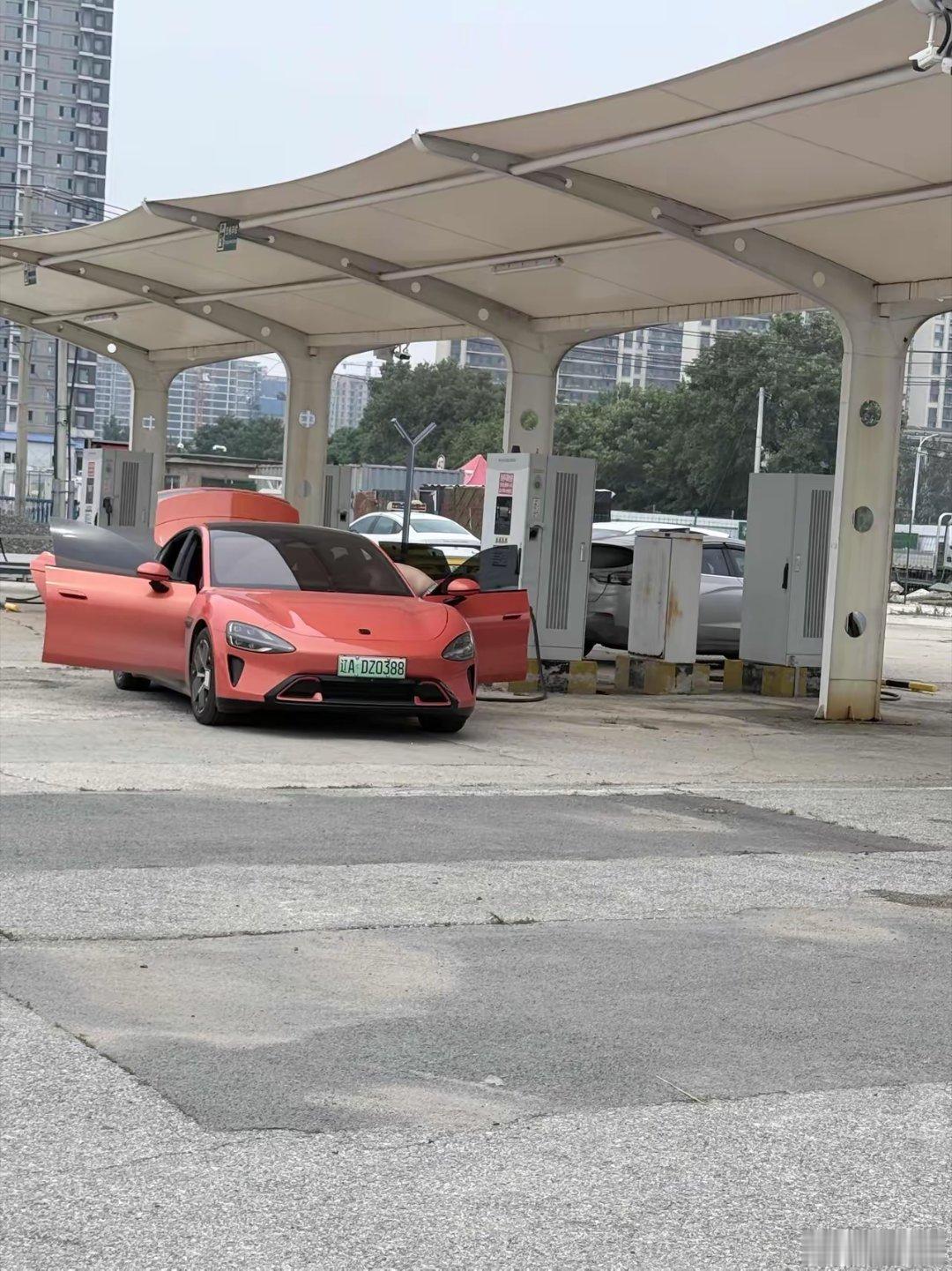 大v聊车 小米就是牛，不愧是“高富帅”专属座驾。横着停车充电，一人占两枪。小米汽