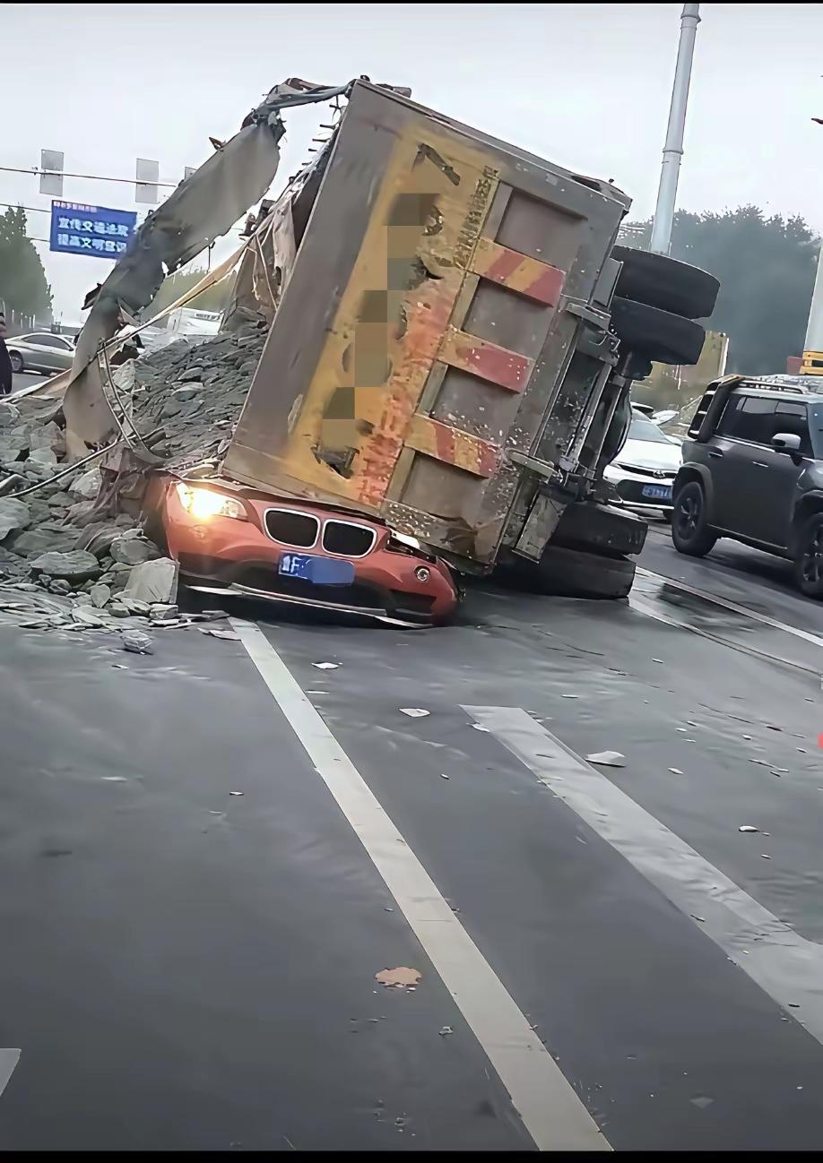 直接成扁的了，里大货车远远的，太危险了