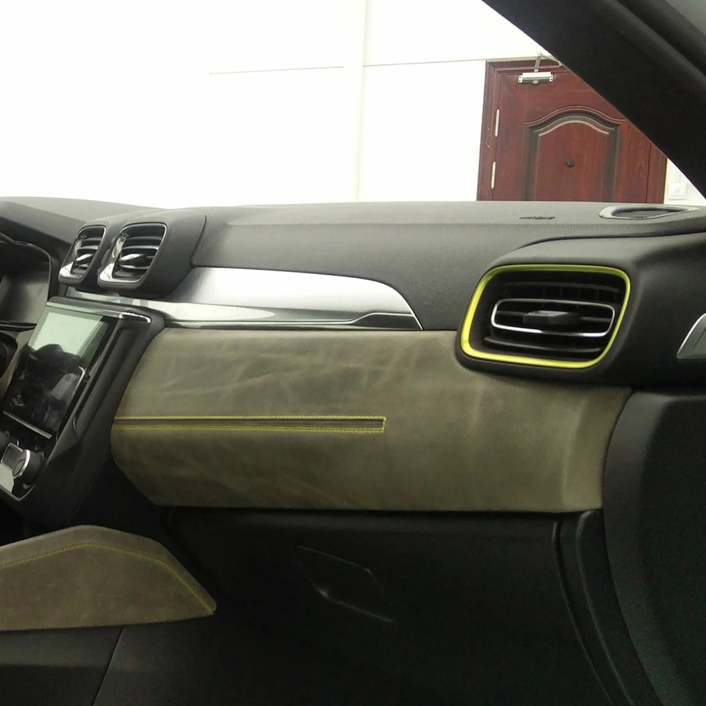 极氪内饰设计师查尔斯·特雷洛根放出了一些领克03概念车内饰的老照片。这些照片拍摄