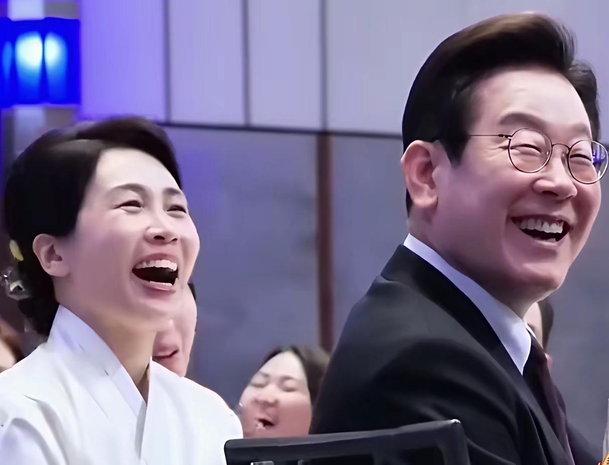 凡愿意来到这片神奇土地的总统及夫人们，不但能开怀大笑，而且还能笑得特别灿烂。这就