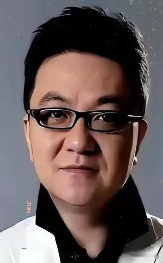 董路又开炮了，这次对准的是自己足球小将的家长。
起因挺简单：小球员李昊炎妈妈接受