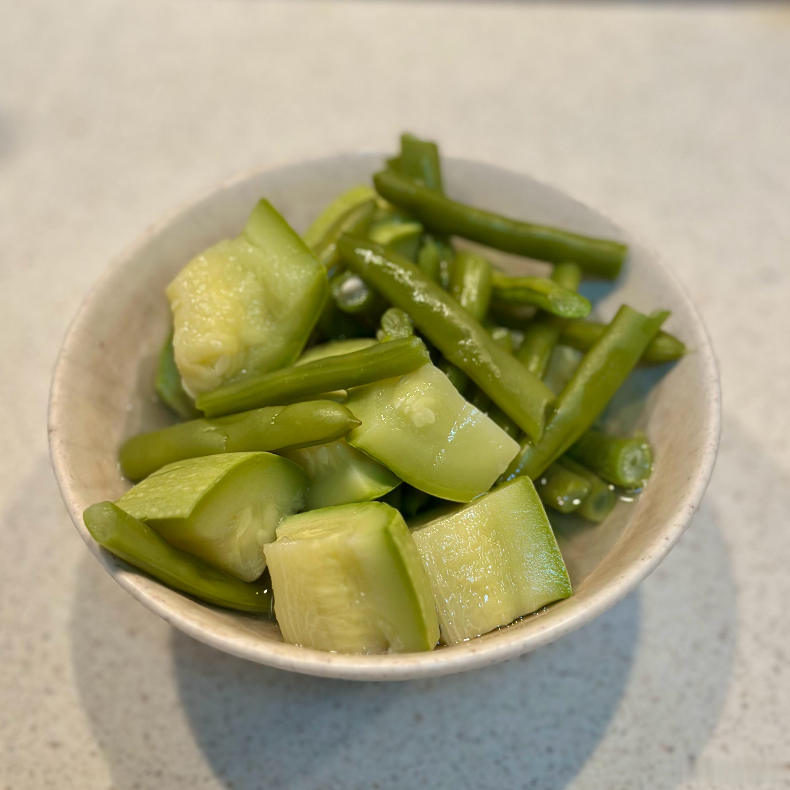 晚餐。虾、鱿鱼和烤蔬菜拌个沙拉。蒸鳜鱼，素瓜豆，冰粉，杂粮饭。最后一图是凑数的。