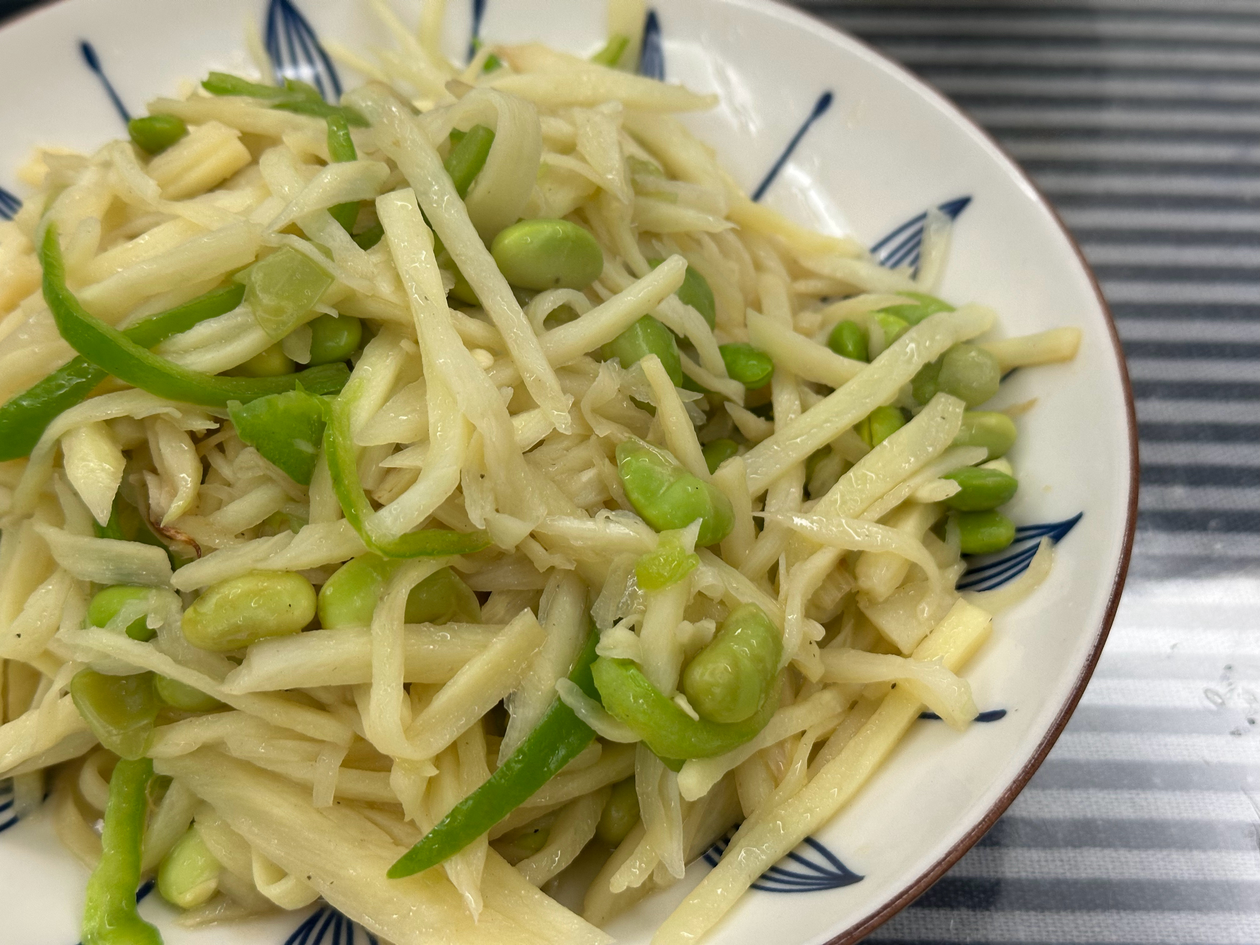 手机拍美食[超话]  给少爷做了糖醋排骨，基本都他炫的，我就是做的时候尝了一下[
