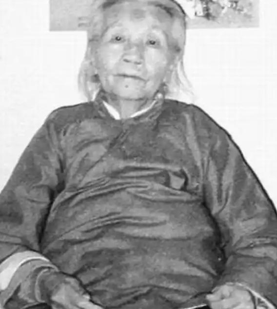 1992年，88岁老奶奶叮嘱孙子说道：我去世后，一定要保存好我的尸体。然而，十年