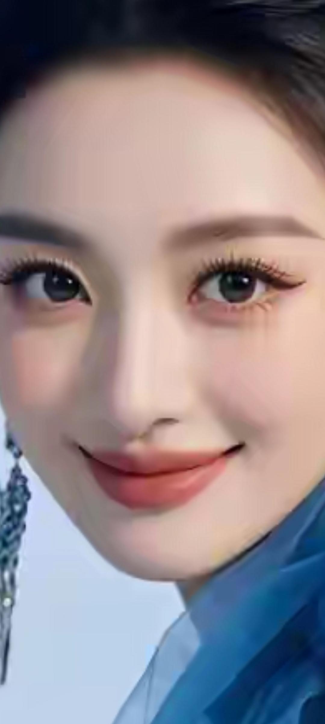 温柔微笑，蓝衣飘飘，宛如画中仙子。
