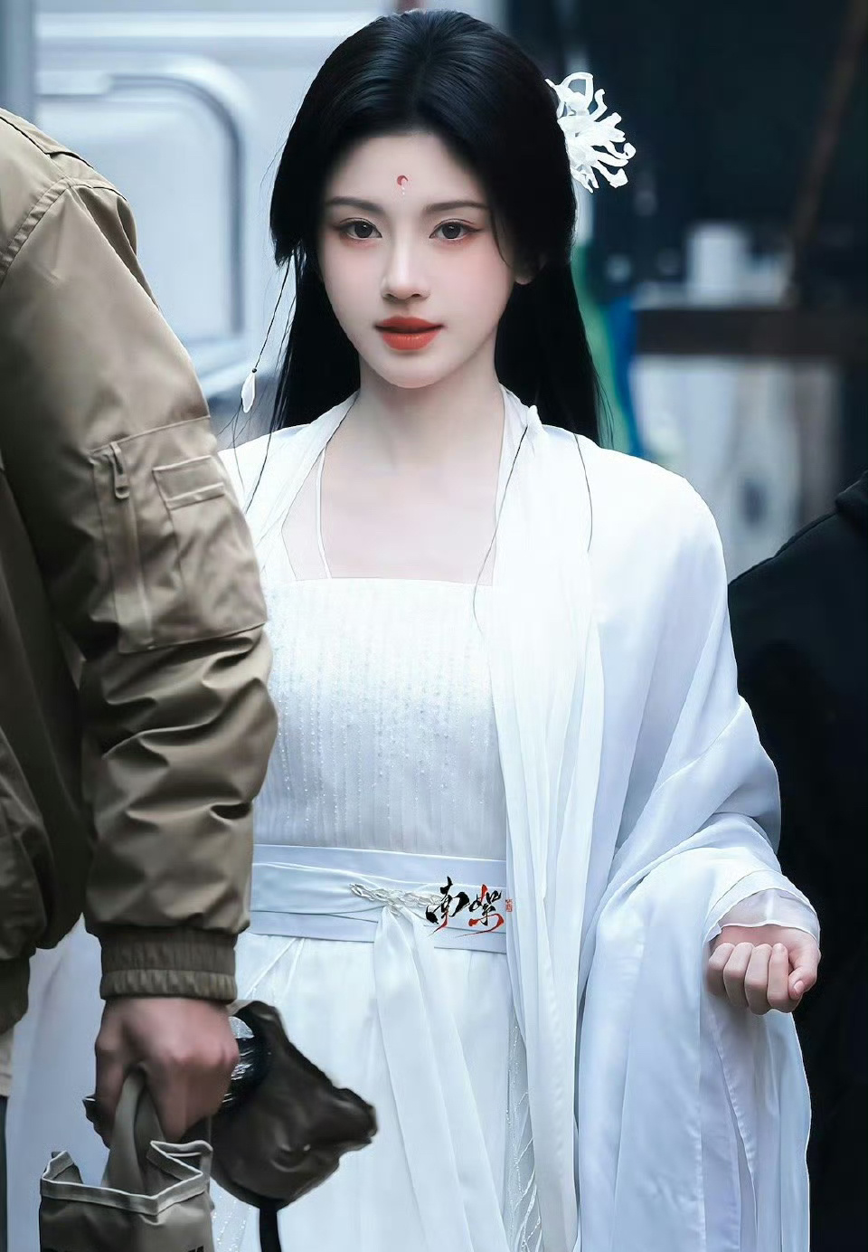 鞠婧祎月鳞绮纪路透🈶️ 鞠婧祎在这部剧里面有好多出圈妆造啊！每一套都眼前一亮，