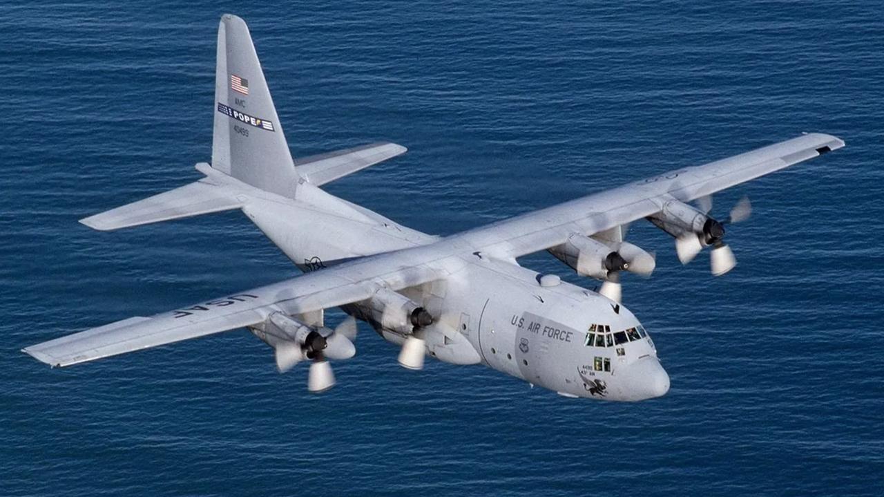 美军动用数十架各型飞机，去营救坠毁的F-15E战机机组人员
 
4月3日，F-1