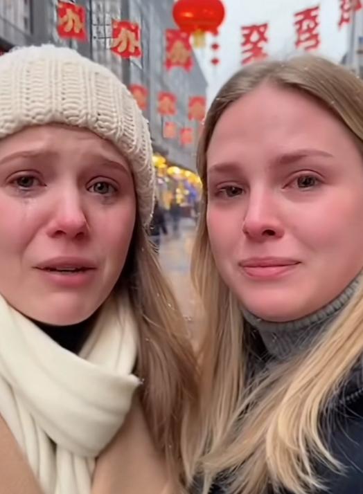 两位乌克兰美女在大街上对着镜头用中文哭着说：“因为战争，家人都在不了，我们来到中