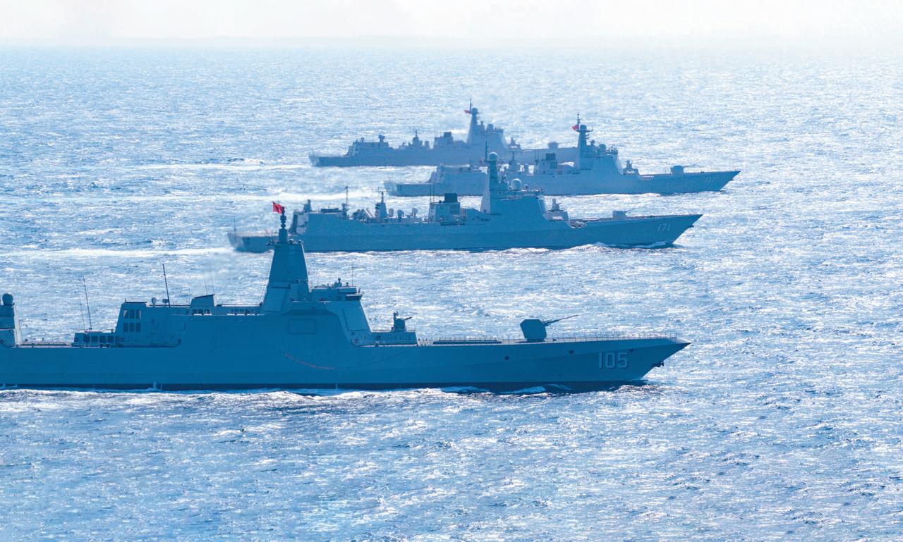 人民海军三代中华神盾驱逐舰同框合影。第一代052C级171舰，第二代052D级1