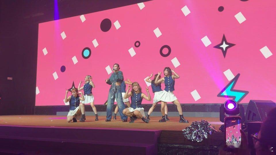 「聲夢小花」鍾柔美（Yumi）近日出席某地產的45周年晚宴，受邀擔任表演嘉賓。消