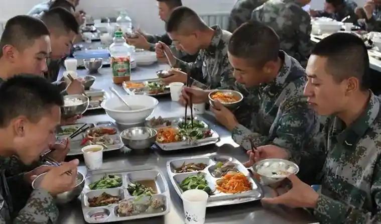 吊打西方！解放军日均最低11元伙食费，凭硬核后勤登顶全球顶尖水准。解放军最低仅1