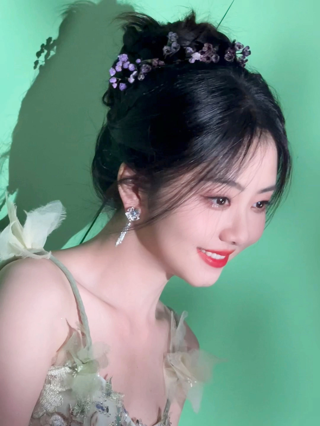 #谭松韵[超话]# 💚 #谭松韵刺绣繁花绿纱裙#一组侧拍花絮live掉落～原来