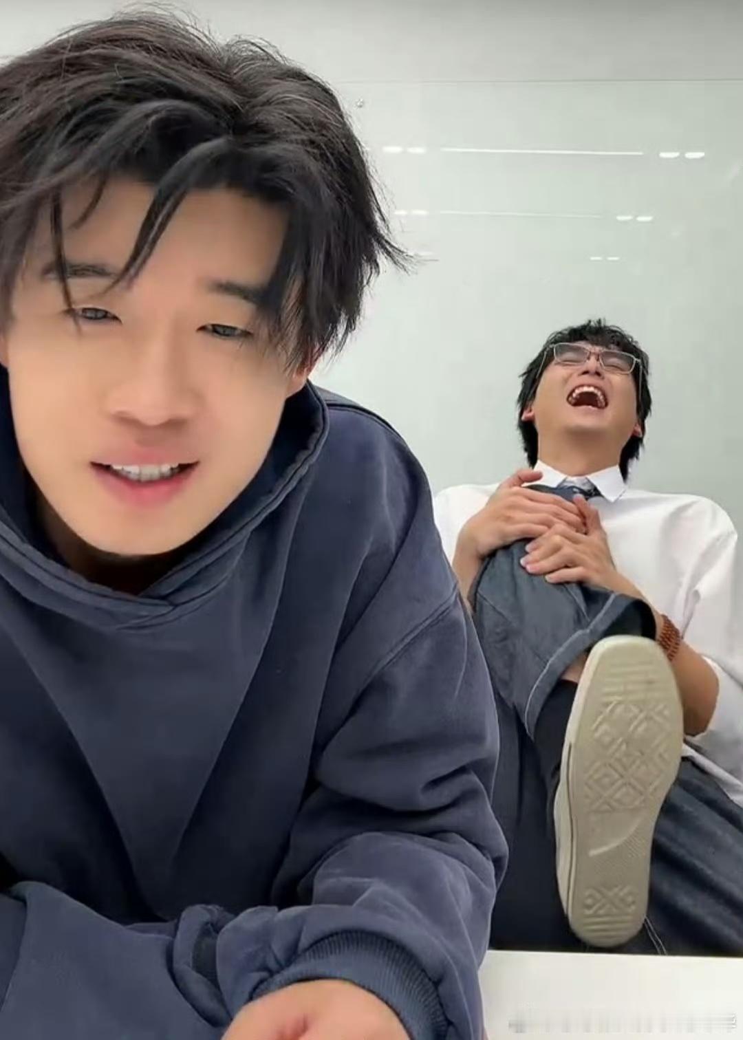 娱乐张呈坐雷淞然副驾张呈坐雷淞然副驾，啊啊啊啊我坐后面行不行 