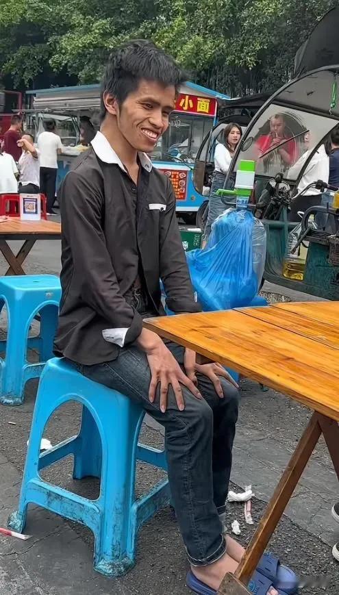 紧急寻人！求广大网友们扩散！
网红“老表”本名彭仕运，31岁，贵州安顺普定县马场