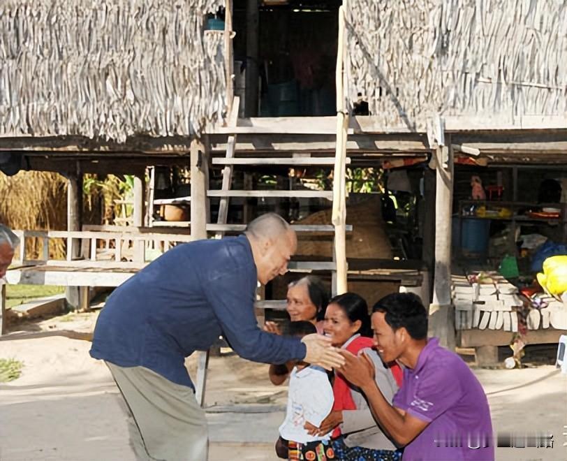柬埔寨这房子挺原始的，木头搭梯，枯草当墙。这房子久居不安全，旅游时住一住还行。话