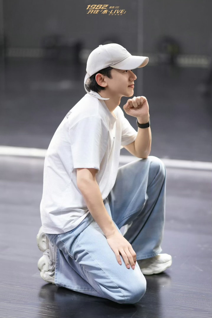 张杰水幕舞台超级美的裸眼3D效果啊！这个张杰演唱会拿什么输[泪]你们星星都吃这么