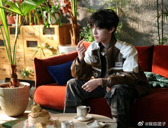 张泽禹新歌mv路透 看到他和工作人员认真讨论的样子，就知道这次的作品肯定很用心，