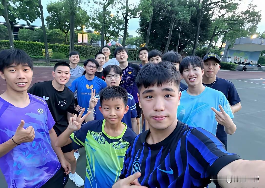 高承睿归队，林昀儒带着一群小朋友玩棒球，我们觉得不感叹:省队的队员真年轻！

国