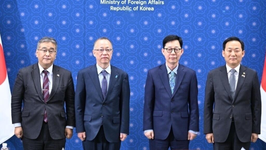 日本媒体放风说要在韩日2+2对话中推动签署相互军需支援协定，首尔立刻辟谣。韩国国