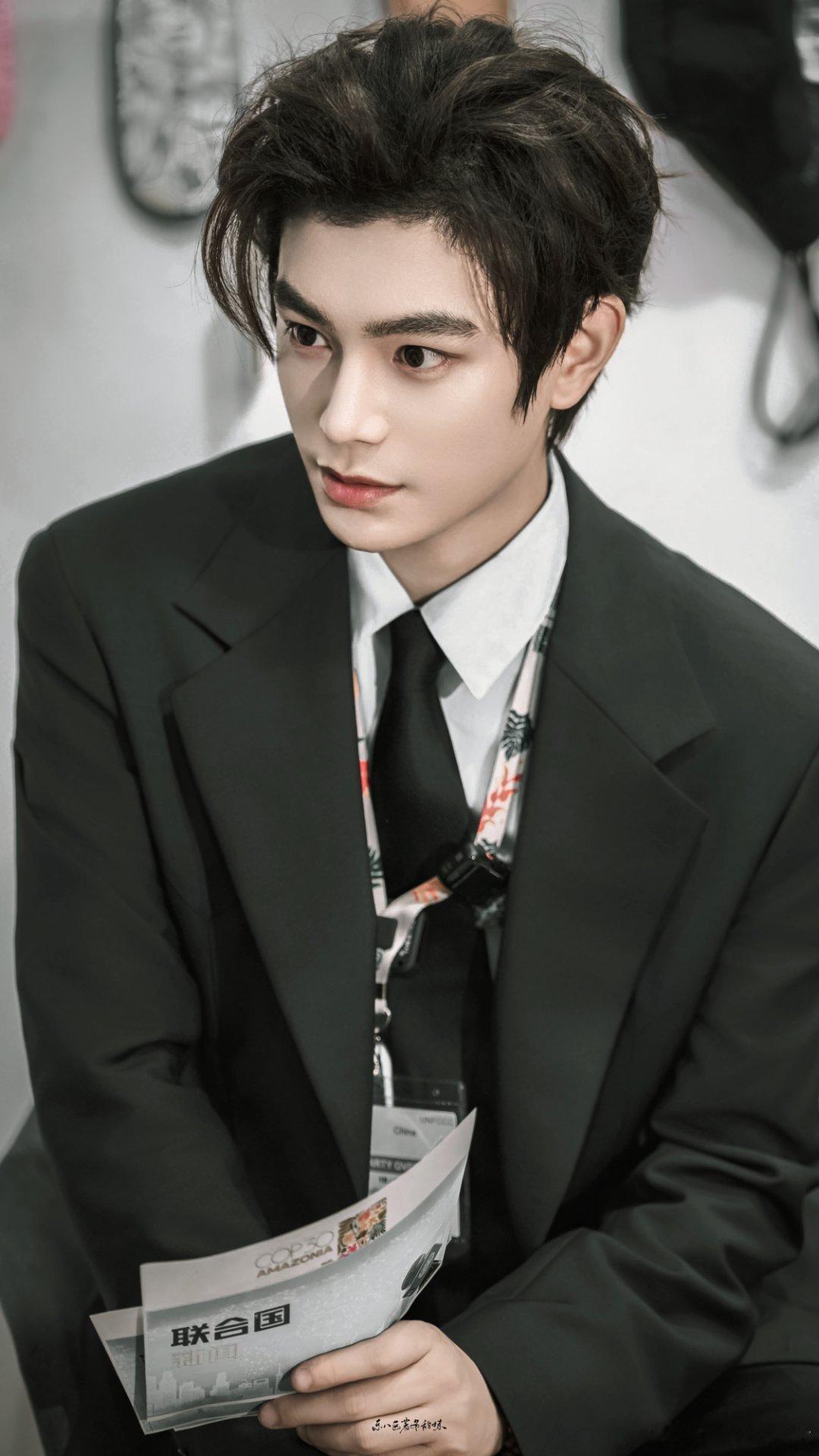 | 你有点像天上的月亮，也像那闪烁的星星，可惜我不是诗人，否则，当写一万首诗来形