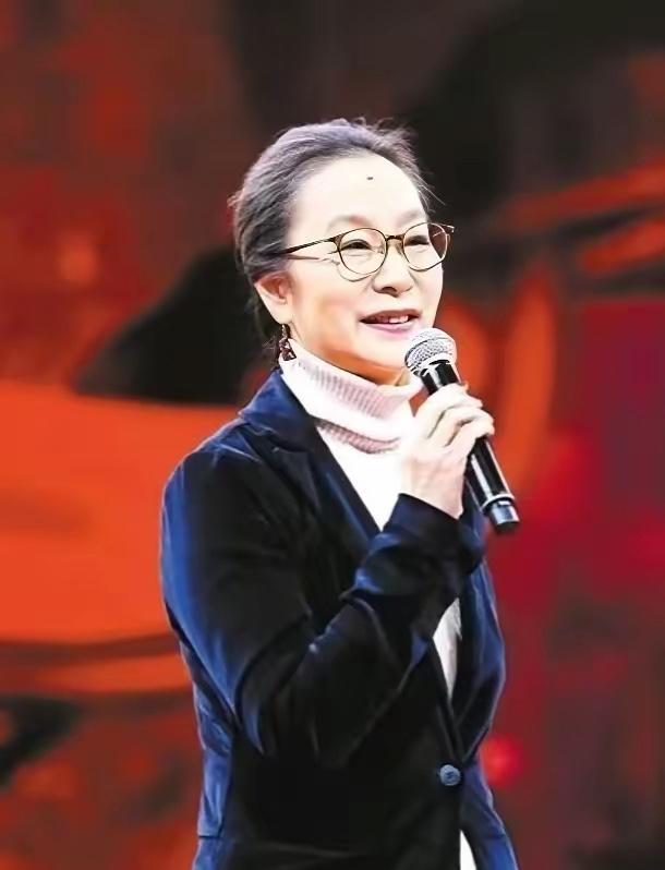 事出反常必有妖，
谁也没想到，
当年奚美娟周野芒离婚的真相，竟然是因为她出轨！