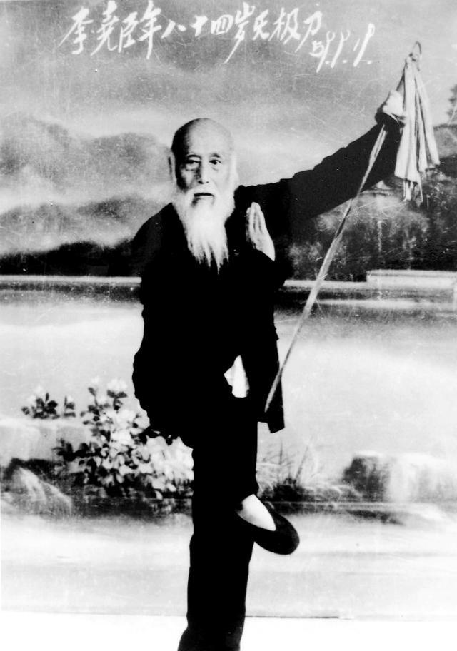 1942年，武术大师李尧臣遭出卖，落到日军手中，日本高手武田西想要与其比试一番，