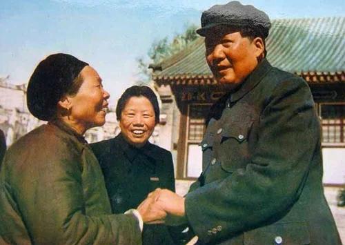 1953年，接见黄继光母亲时，毛主席动情的说：“你牺牲了一个儿子，我也牺牲了一个