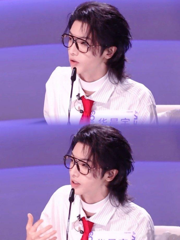 直播就安排上了！新造型水灵灵的，坐在机位前不怒自威，这权威感直接拉满