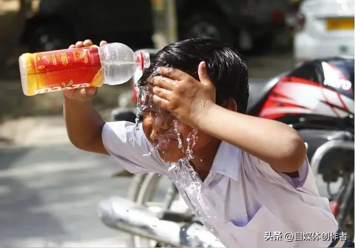 印度多地气温飙升至将近50摄氏度。这般极端高温天气，让身处当地的外来学子苦不堪言