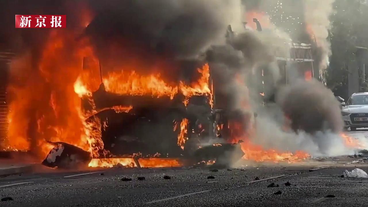 英国已经大乱，几百蒙面暴徒，成群结队冲上街道，点一把火烧了街巷！商店门窗被砸得粉