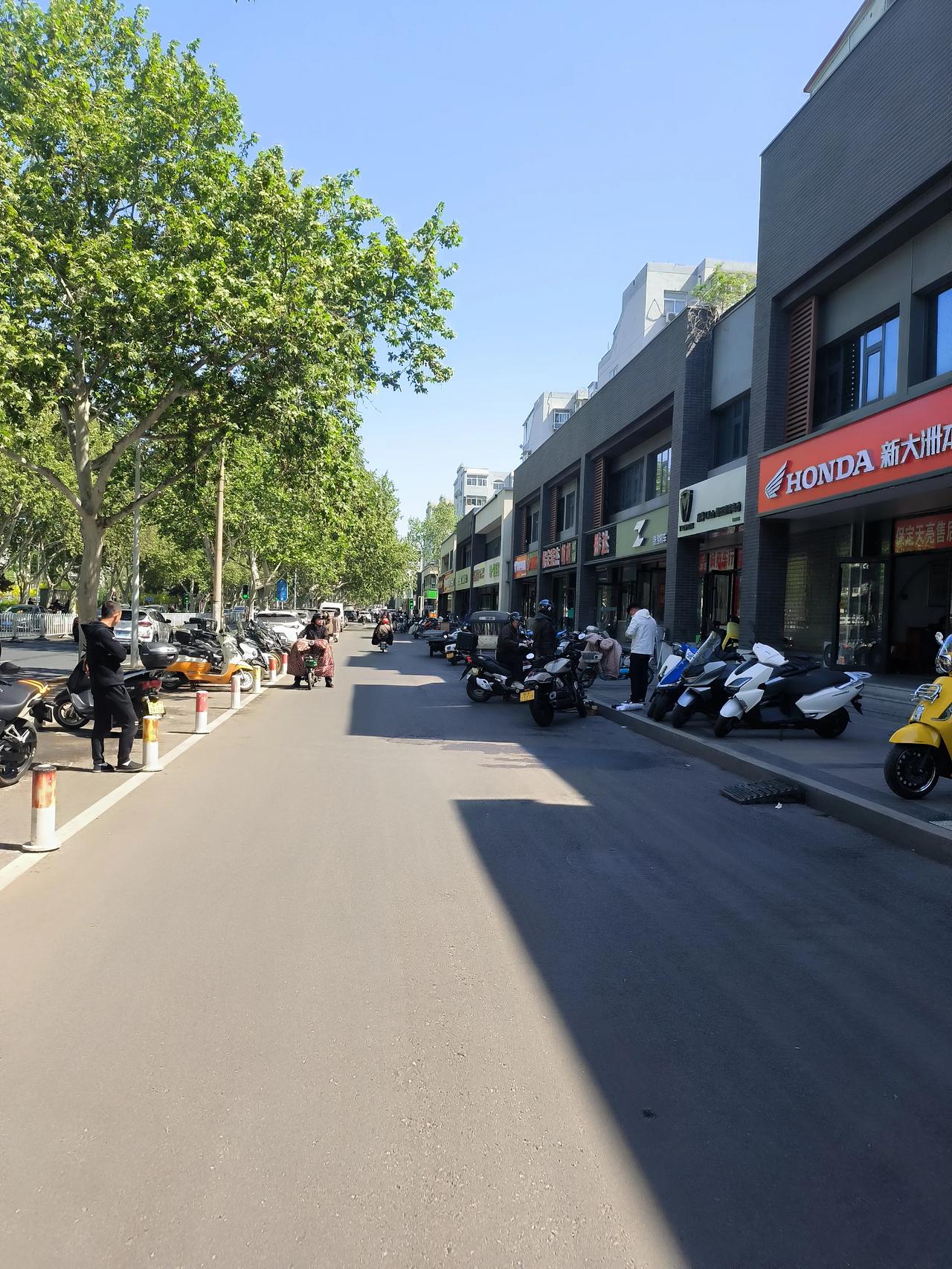 保定恒祥大街发现张雪机车店
 
今天在恒祥大街看到一家张雪机车专卖店，之前就听说