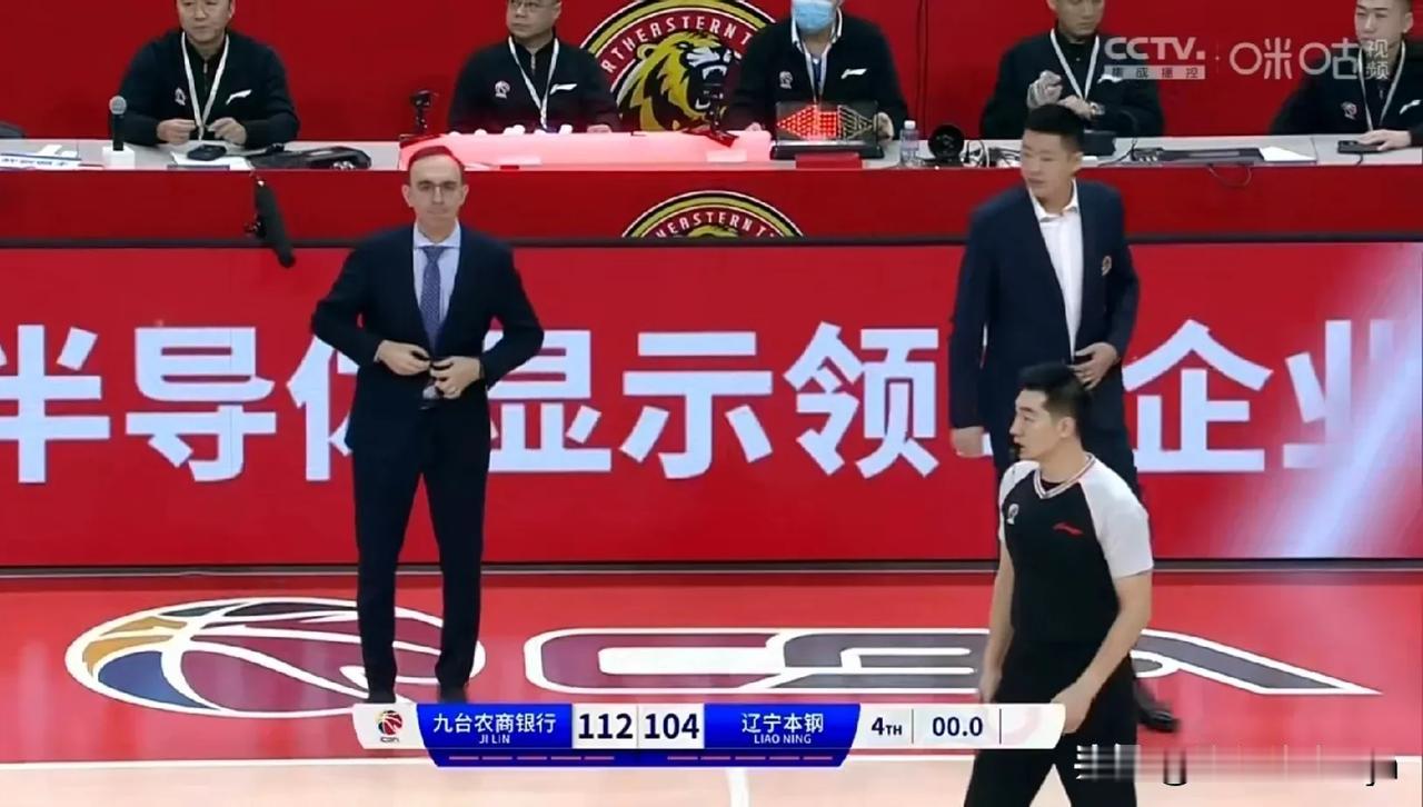 随着辽宁男篮104：112不敌吉林男篮，本场比赛暴露出3个可笑的事实。

1. 