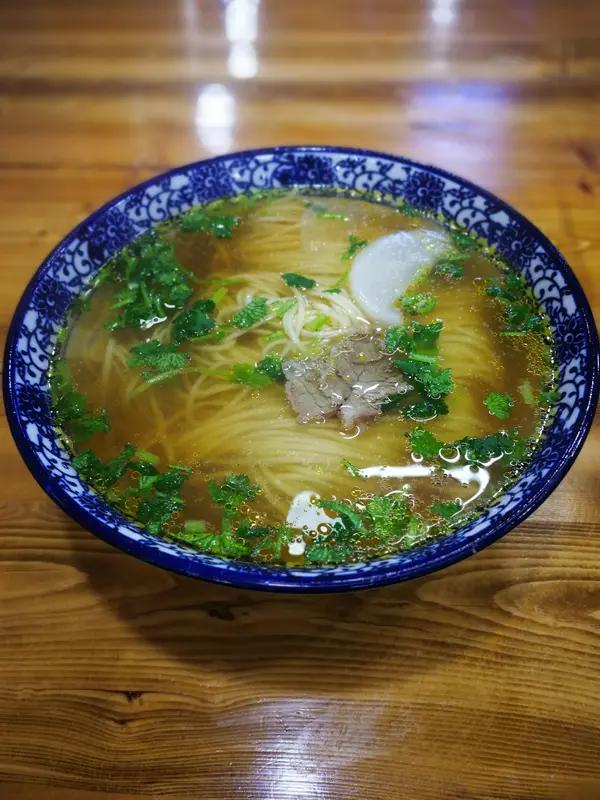 26岁安徽小伙朱俊锋的创业故事太励志了！2023年底，他投80万在上海开羊肉面馆